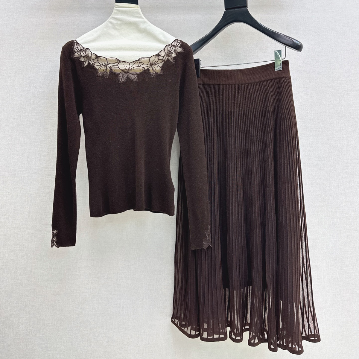 Midi Skirt Floral - 高品質なレディース用、花柄刺繍が施されたニット素材の2点セット。長袖のスリムフィットトップスと、メッシュ素材のプリーツ入りミディスカートの組み合わせ。lyt261016142